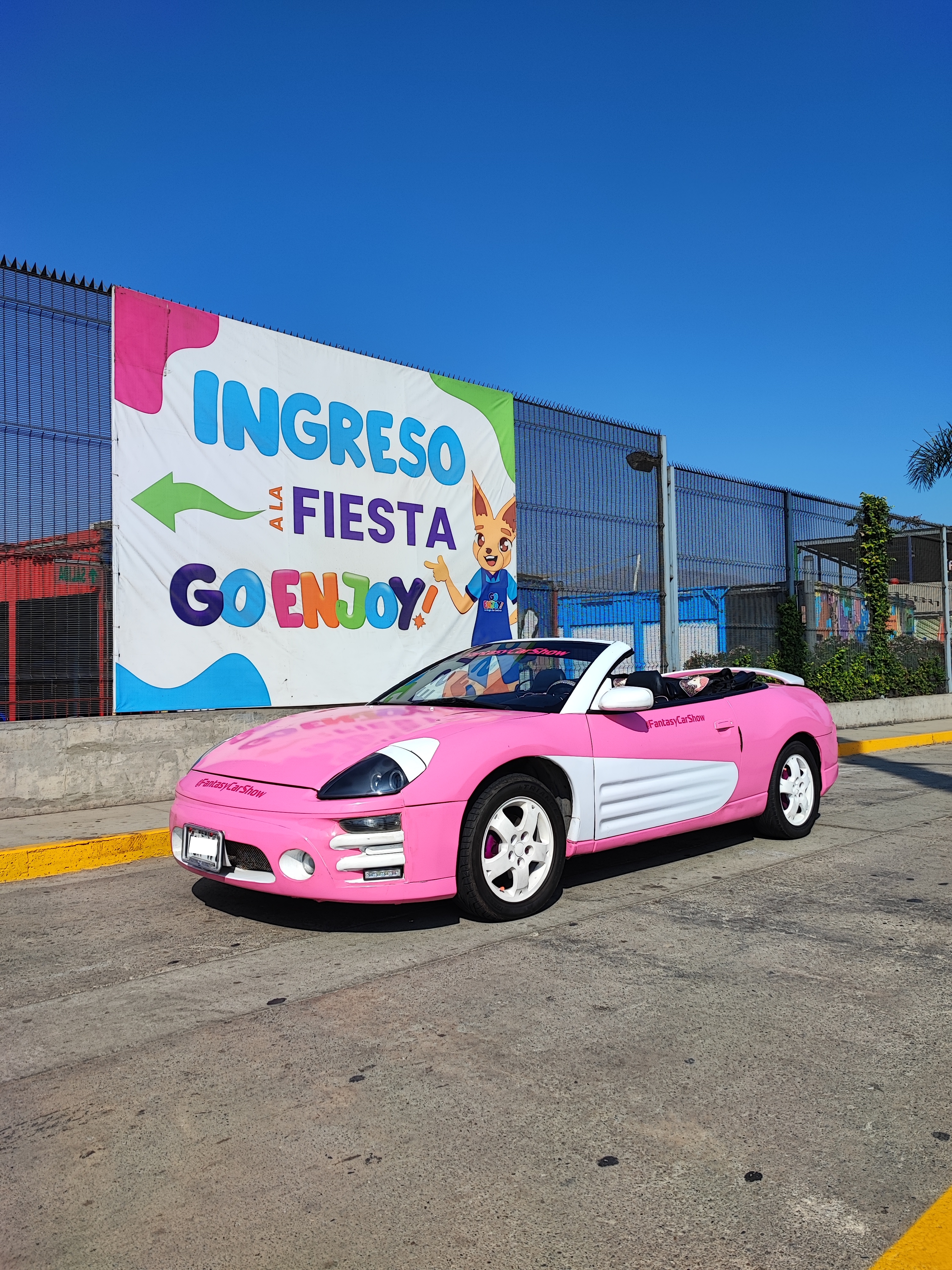 Alquiler de Auto Rosado Barbie para Eventos, Activaciones y Videoclips